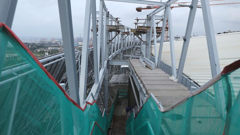 Pekerja melakukan perakitan rangka atap pinggir sky viewing deck di Stadion Internasional Stadium (JIS), Rabu (19/1/2022).   (CNBC Indonesia/Tri Susilo)