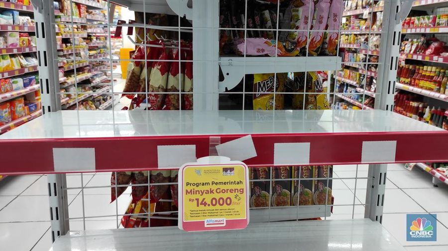 Stok Penjualan Minyak Goreng Rp14.000 yang kosong di Alfamart Iskandar Muda (CNBC Indonesia/Andrean Kristianto)