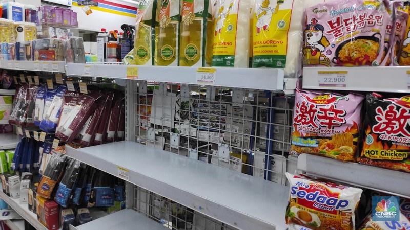 Stok Penjualan Minyak Goreng Rp14.000 yang kosong di Alfamart Iskandar Muda (CNBC Indonesia/Andrean Kristianto)