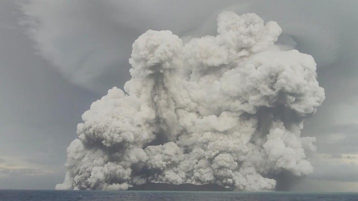 An eruption occurs at the underwater volcano Hunga Tonga-Hunga Ha'apai off Tonga, January 14, 2022 in this screen grab obtained from a social media video. Video recorded January 14, 2022. Tonga Geological Services/via REUTERS THIS IMAGE HAS BEEN SUPPLIED BY A THIRD PARTY. MANDATORY CREDIT. NO RESALES. NO ARCHIVES.