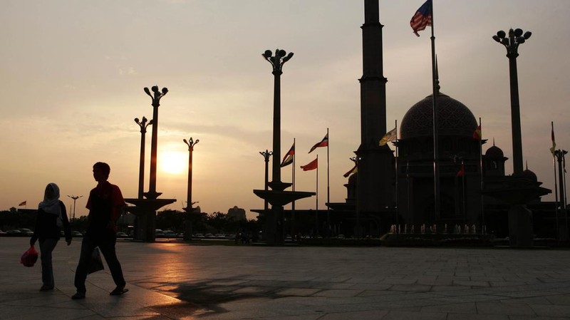 A Muslim couple walks past the Putrajaya Mosque after buying foods preparing for 1st day of Ramadan in Putrajaya, Malaysia, Sunday, Sept. 24, 2006. Muslims in Malaysia began preparations for Ramadan after religious officials confirmed the fasting month would start over the weekend. (AP Photo/Andy Wong)