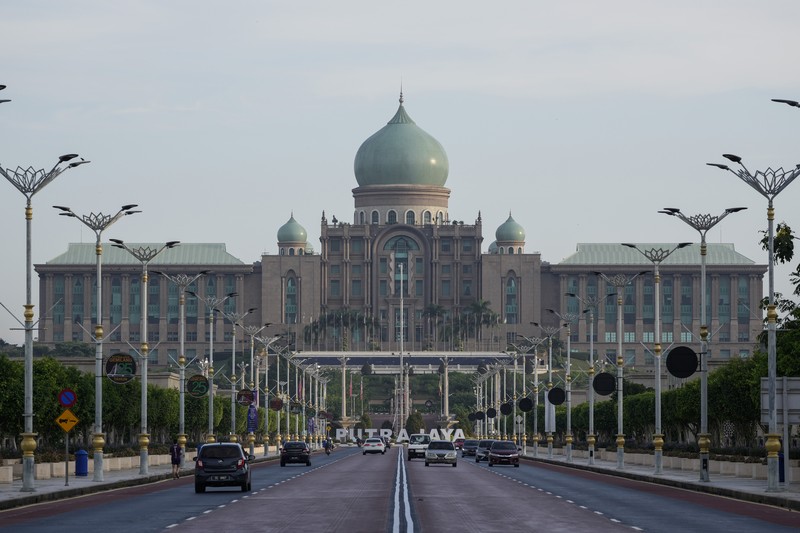 MALAYSIA RAMADAN A Muslim couple walks past the Putrajaya Mosque after buying foods preparing for 1st day of Ramadan in Putrajaya, Malaysia, Sunday, Sept. 24, 2006. Muslims in Malaysia began preparations for Ramadan after religious officials confirmed the fasting month would start over the weekend. (AP Photo/Andy Wong)