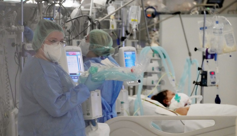 Doctors treat COVID-19 patients connected to ventilators at the hospital of the Ministry of Interior and Administration in Warsaw, Poland, on Wednesday, Jan. 19, 2022. Poland’s doctors and medics are expecting huge strain on the health care system from the rising 5th wave of COVID-19 infections. More than 30,000 new cases in 24 hours were reported Wednesday and health authorities are expecting the figure to almost double next week.  (AP Photo/Czarek Sokolowski)
