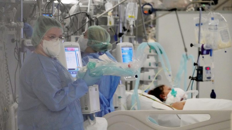 Doctors treat COVID-19 patients connected to ventilators at the hospital of the Ministry of Interior and Administration in Warsaw, Poland, on Wednesday, Jan. 19, 2022. Poland’s doctors and medics are expecting huge strain on the health care system from the rising 5th wave of COVID-19 infections. More than 30,000 new cases in 24 hours were reported Wednesday and health authorities are expecting the figure to almost double next week.  (AP Photo/Czarek Sokolowski)