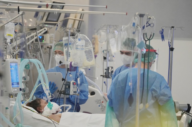 Doctors treat COVID-19 patients connected to ventilators at the hospital of the Ministry of Interior and Administration in Warsaw, Poland, on Wednesday, Jan. 19, 2022. Poland’s doctors and medics are expecting huge strain on the health care system from the rising 5th wave of COVID-19 infections. More than 30,000 new cases in 24 hours were reported Wednesday and health authorities are expecting the figure to almost double next week.  (AP Photo/Czarek Sokolowski)