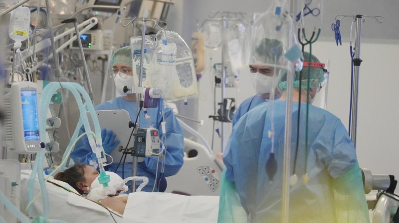 Doctors treat COVID-19 patients connected to ventilators at the hospital of the Ministry of Interior and Administration in Warsaw, Poland, on Wednesday, Jan. 19, 2022. Poland’s doctors and medics are expecting huge strain on the health care system from the rising 5th wave of COVID-19 infections. More than 30,000 new cases in 24 hours were reported Wednesday and health authorities are expecting the figure to almost double next week.  (AP Photo/Czarek Sokolowski)
