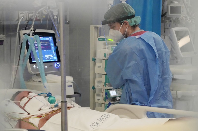 Doctors treat COVID-19 patients connected to ventilators at the hospital of the Ministry of Interior and Administration in Warsaw, Poland, on Wednesday, Jan. 19, 2022. Poland’s doctors and medics are expecting huge strain on the health care system from the rising 5th wave of COVID-19 infections. More than 30,000 new cases in 24 hours were reported Wednesday and health authorities are expecting the figure to almost double next week.  (AP Photo/Czarek Sokolowski)