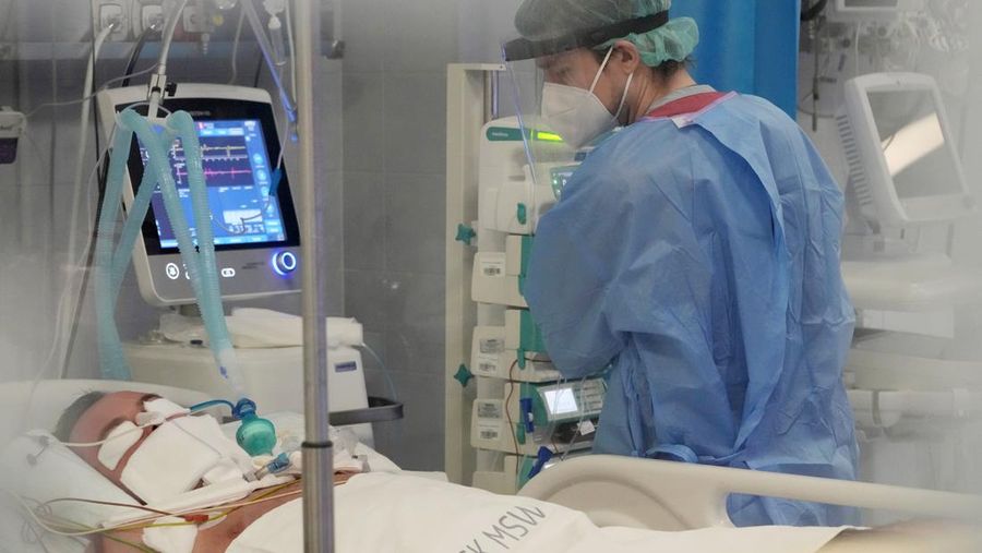 Doctors treat COVID-19 patients connected to ventilators at the hospital of the Ministry of Interior and Administration in Warsaw, Poland, on Wednesday, Jan. 19, 2022. Poland’s doctors and medics are expecting huge strain on the health care system from the rising 5th wave of COVID-19 infections. More than 30,000 new cases in 24 hours were reported Wednesday and health authorities are expecting the figure to almost double next week.  (AP Photo/Czarek Sokolowski)