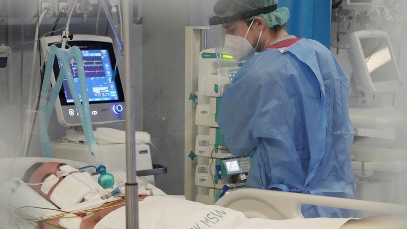Doctors treat COVID-19 patients connected to ventilators at the hospital of the Ministry of Interior and Administration in Warsaw, Poland, on Wednesday, Jan. 19, 2022. Poland’s doctors and medics are expecting huge strain on the health care system from the rising 5th wave of COVID-19 infections. More than 30,000 new cases in 24 hours were reported Wednesday and health authorities are expecting the figure to almost double next week.  (AP Photo/Czarek Sokolowski)