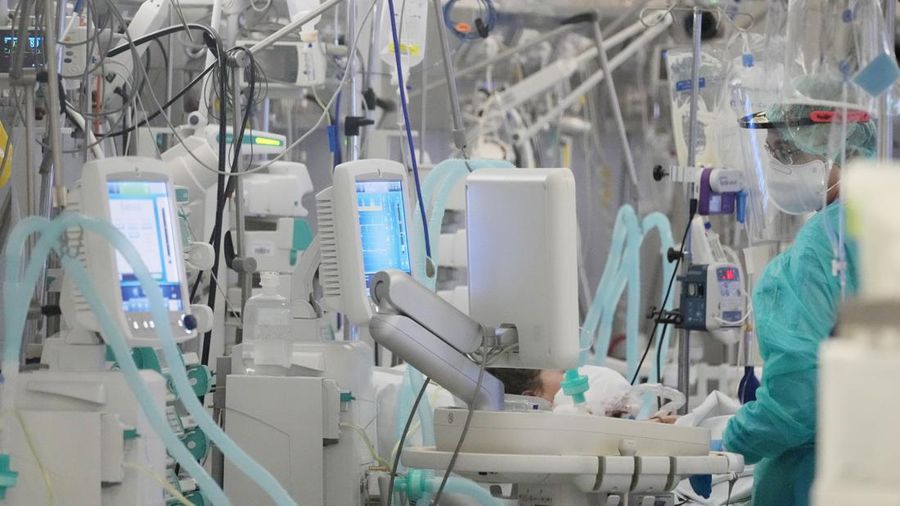 Doctors treat COVID-19 patients connected to ventilators at the hospital of the Ministry of Interior and Administration in Warsaw, Poland, on Wednesday, Jan. 19, 2022. Poland’s doctors and medics are expecting huge strain on the health care system from the rising 5th wave of COVID-19 infections. More than 30,000 new cases in 24 hours were reported Wednesday and health authorities are expecting the figure to almost double next week.  (AP Photo/Czarek Sokolowski)