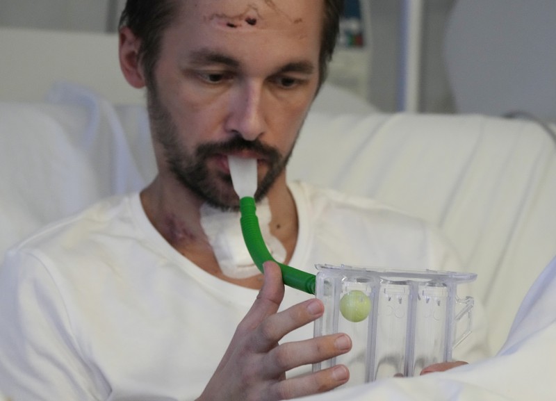 Doctors treat COVID-19 patients connected to ventilators at the hospital of the Ministry of Interior and Administration in Warsaw, Poland, on Wednesday, Jan. 19, 2022. Poland’s doctors and medics are expecting huge strain on the health care system from the rising 5th wave of COVID-19 infections. More than 30,000 new cases in 24 hours were reported Wednesday and health authorities are expecting the figure to almost double next week.  (AP Photo/Czarek Sokolowski)