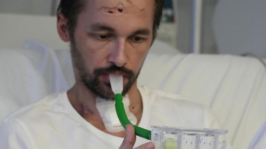 Doctors treat COVID-19 patients connected to ventilators at the hospital of the Ministry of Interior and Administration in Warsaw, Poland, on Wednesday, Jan. 19, 2022. Poland’s doctors and medics are expecting huge strain on the health care system from the rising 5th wave of COVID-19 infections. More than 30,000 new cases in 24 hours were reported Wednesday and health authorities are expecting the figure to almost double next week.  (AP Photo/Czarek Sokolowski)