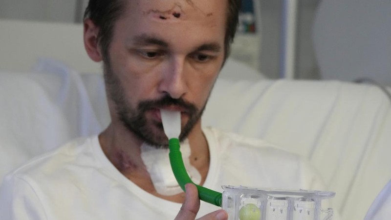 Doctors treat COVID-19 patients connected to ventilators at the hospital of the Ministry of Interior and Administration in Warsaw, Poland, on Wednesday, Jan. 19, 2022. Poland’s doctors and medics are expecting huge strain on the health care system from the rising 5th wave of COVID-19 infections. More than 30,000 new cases in 24 hours were reported Wednesday and health authorities are expecting the figure to almost double next week.  (AP Photo/Czarek Sokolowski)