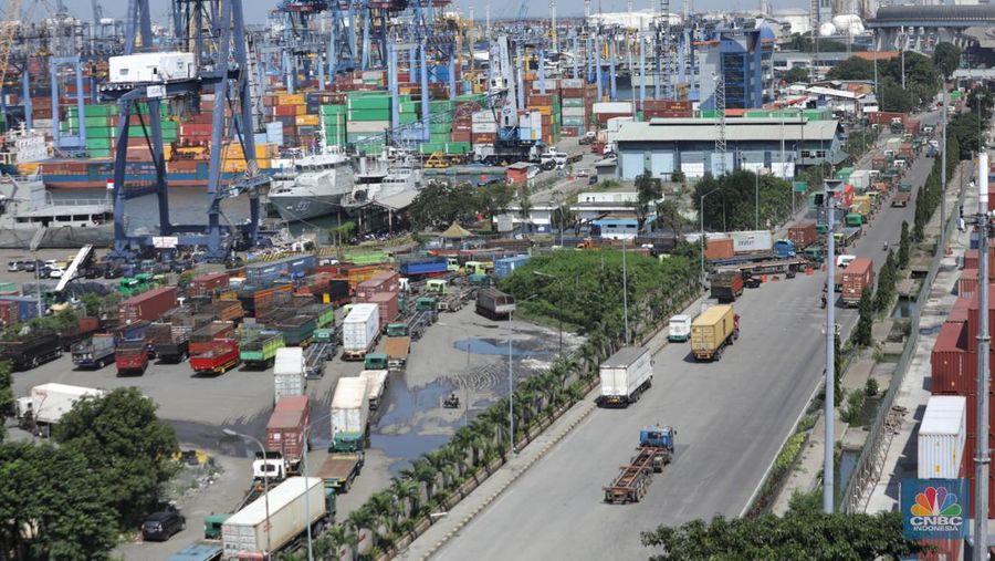Antrian Truk di Terminal Bongkar Muat Tanjung Priok (CNBC Indonesia/Tri Susilo)