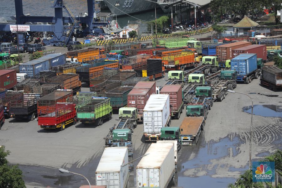 Antrian Truk di Terminal Bongkar Muat Tanjung Priok (CNBC Indonesia/Tri Susilo)