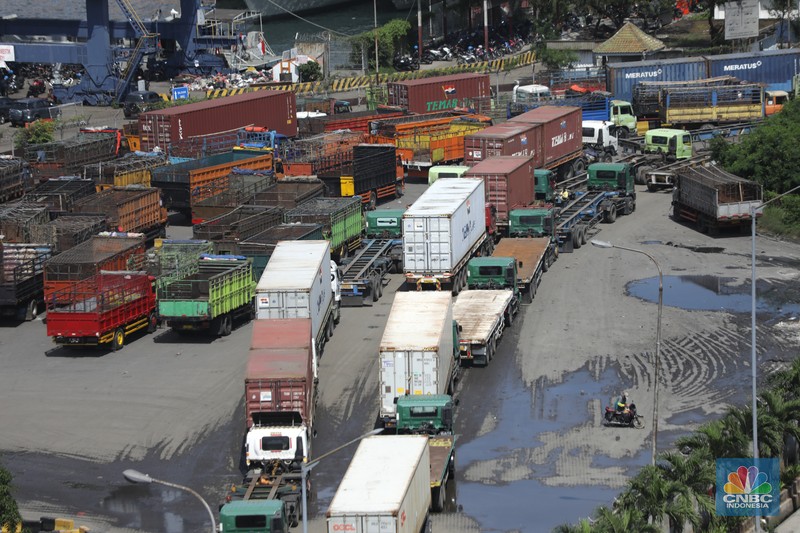 Antrian Truk di Terminal Bongkar Muat Tanjung Priok (CNBC Indonesia/Tri Susilo) Antrian Truk di Terminal Bongkar Muat Tanjung Priok (CNBC Indonesia/Tri Susilo)
