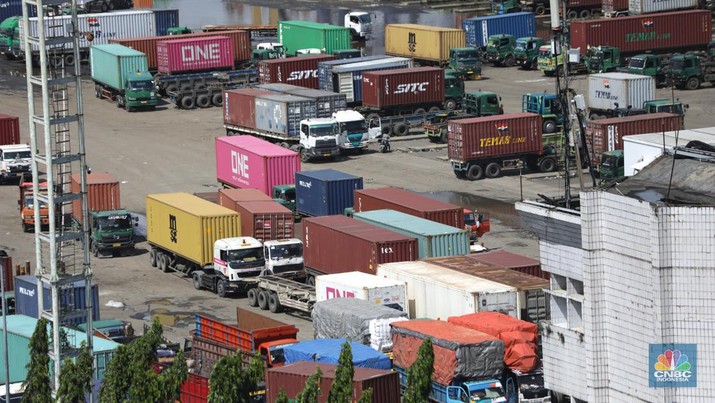 Antrian Truk di Terminal Bongkar Muat Tanjung Priok (CNBC Indonesia/Tri Susilo) Antrian Truk di Terminal Bongkar Muat Tanjung Priok (CNBC Indonesia/Tri Susilo)