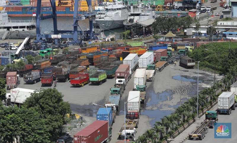 Antrian Truk di Terminal Bongkar Muat Tanjung Priok (CNBC Indonesia/Tri Susilo)