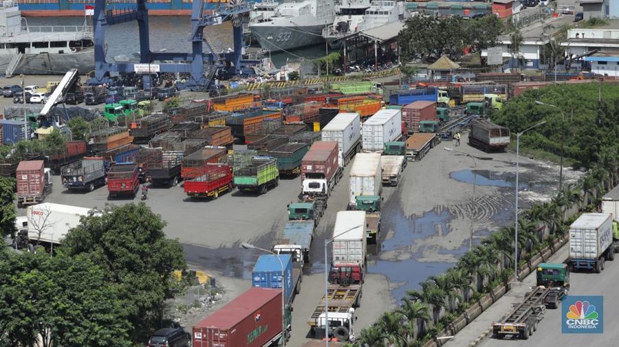 Antrian Truk di Terminal Bongkar Muat Tanjung Priok (CNBC Indonesia/Tri Susilo)