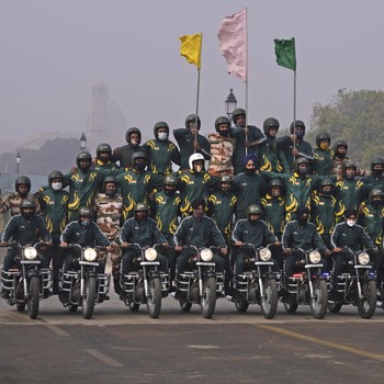 Amazing! Aksi Gila Parade India, Naik Motor Tapi Terbang