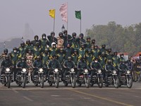 Amazing! Aksi Gila Parade India, Naik Motor Tapi Terbang