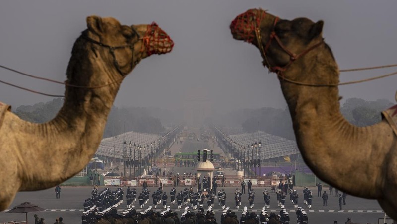 An all women team from Indian Border Security force displays their skill on a moving motorcycle during the rehearsal for the upcoming Republic Day parade at the Raisina hills, the government seat of power, in New Delhi, India, Thursday, Jan. 20, 2022. India celebrates Republic Day on Jan. 26, highlighted by a march past by different branches of the military as well as a display of arms and missiles. (AP Photo/Manish Swarup)