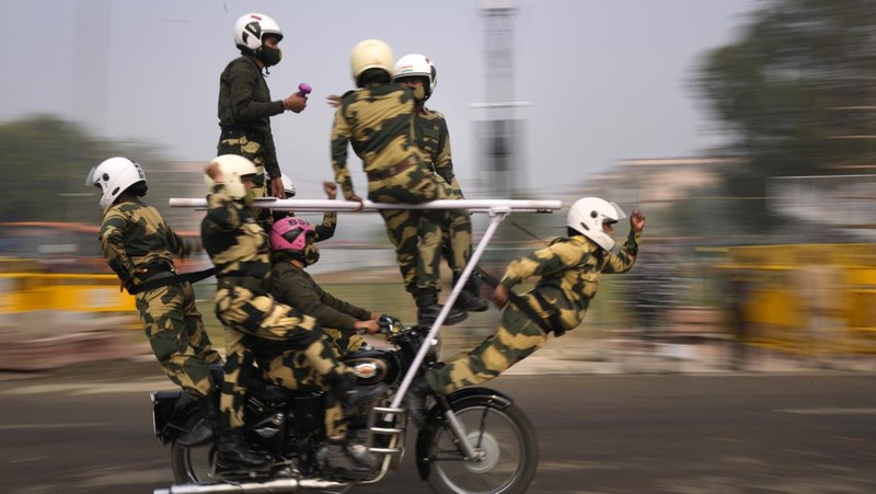 An all women team from Indian Border Security force displays their skill on a moving motorcycle during the rehearsal for the upcoming Republic Day parade at the Raisina hills, the government seat of power, in New Delhi, India, Thursday, Jan. 20, 2022. India celebrates Republic Day on Jan. 26, highlighted by a march past by different branches of the military as well as a display of arms and missiles. (AP Photo/Manish Swarup)