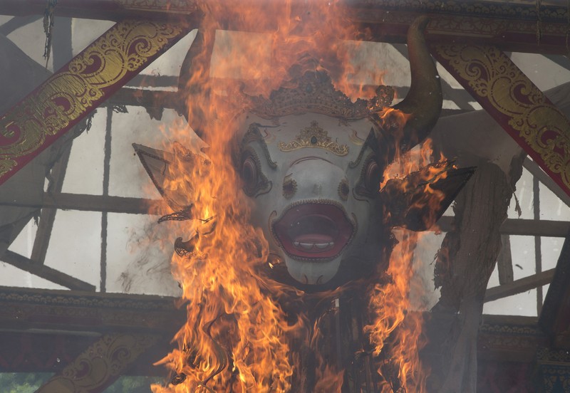 Indonesia Bali Royal Cremation A crowd of people watch a giant sarcophagus in the form of a bull during a procession of King Ida Cokorda Pemecutan XI in Denpasar, Bali, Indonesia on Friday, Jan. 21, 2022. (AP Photo/Firdia Lisnawati)