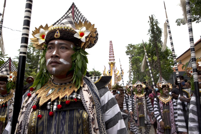 Indonesia Bali Royal Cremation A crowd of people watch a giant sarcophagus in the form of a bull during a procession of King Ida Cokorda Pemecutan XI in Denpasar, Bali, Indonesia on Friday, Jan. 21, 2022. (AP Photo/Firdia Lisnawati)