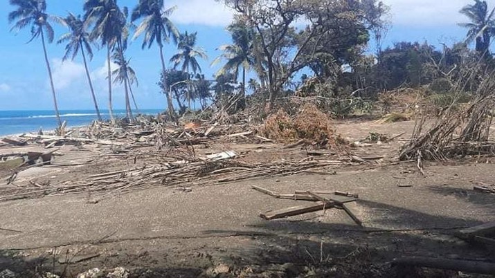 A view of a beach and debris following volcanic eruption and tsunami, in Nuku'alofa, Tonga January 18, 2022 in this picture obtained from social media on January 19, 2022.  Courtesy of Marian Kupu/Broadcom Broadcasting FM87.5/via REUTERS  THIS IMAGE HAS BEEN SUPPLIED BY A THIRD PARTY. MANDATORY CREDIT.