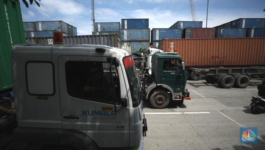 Truk Muat Tanjung Priok (վ/ Tri Susilo)