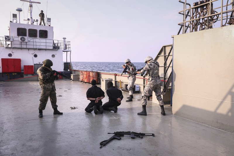 Iran, China, dan Rusia mengadakan latihan angkatan laut bersama di Samudera Hindia utara pada Jumat (21/1). (Iranian Army via AP) Iran, China, dan Rusia mengadakan latihan angkatan laut bersama di Samudera Hindia utara pada Jumat (21/1). (Iranian Army via AP)