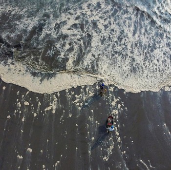 Mengintip Proses Pembersihan Tumpahan Minyak di Laut Peru