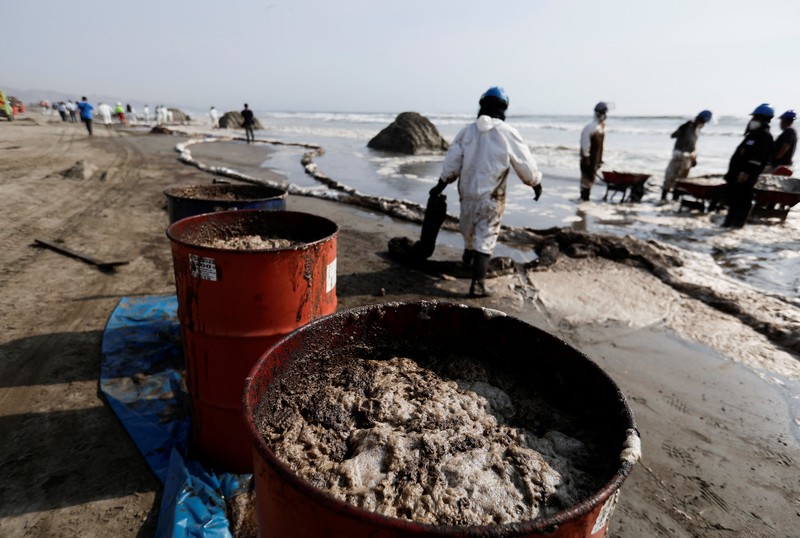 Otoritas setempat dan pekerja kilang La Pampilla, Peru, membersihkan tumpahan minyak di lepas pantai Ventanilla. Tumpahan minyak ini terjadi akibat gelombang tsunami yang dipicu letusan gunung api bawah laut di Tonga. (REUTERS/PILAR OLIVARES) Otoritas setempat dan pekerja kilang La Pampilla, Peru, membersihkan tumpahan minyak di lepas pantai Ventanilla. Tumpahan minyak ini terjadi akibat gelombang tsunami yang dipicu letusan gunung api bawah laut di Tonga. (REUTERS/PILAR OLIVARES)