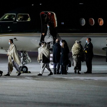 Penampakan 'Pasukan' Taliban Naik Jet Pribadi ke Norwegia