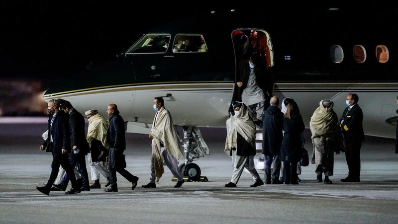 Representatives of the Taliban arrive in Norway to have talks with Western representatives about human rights and emergency aid, in Gardermoen, Norway, January 22, 2022. NTB/Terje Bendiksby via REUTERS  ATTENTION EDITORS - THIS IMAGE WAS PROVIDED BY A THIRD PARTY. NORWAY OUT. NO COMMERCIAL OR EDITORIAL SALES IN NORWAY.