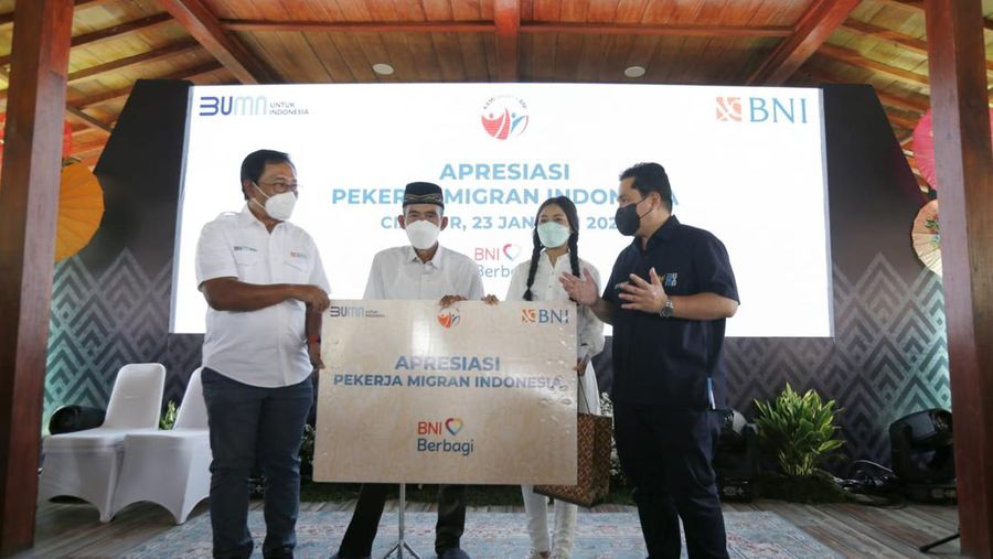 Bantuan Keluarga Pekerja Migran Indonesia oleh BNI disaksikan Menteri BUMN, Erick Thohir.