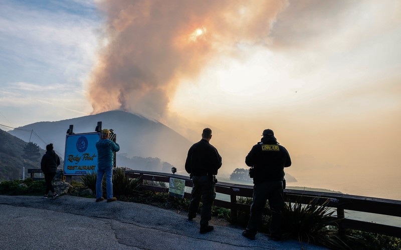 Kebakaran Hutan California Amerika Serikat AS Big Sur colorado Mobil melintas saat api kebakaran Colorado membakar di sepanjang Highway 1 dekat Big Sur, California, Sabtu, 22 Januari 2022. (AP Photo/Nic Coury)