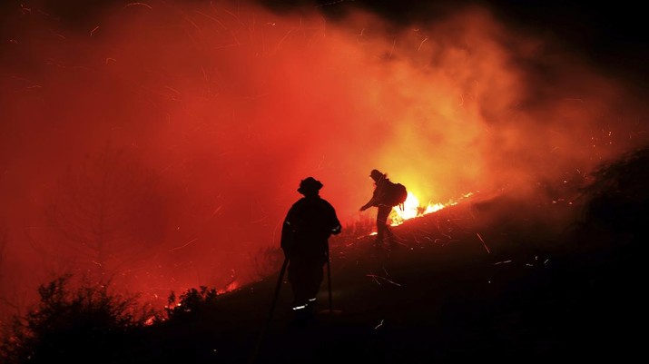 Kebakaran Hutan California Amerika Serikat AS Big Sur colorado Petugas pemadam kebakaran Kabupaten Sonoma Utara berjalan menuju api Geyser, yang terletak di puncak Geyser Peak di atas Alexander Valley di Sonoma County, California. Sabtu (22/1/2022). Wilayah ini telah mengalami curah hujan di atas rata-rata musim dingin dan terakhir bulan Puncak Geyser tertutup salju beberapa inci. Pola angin lepas pantai berdampak pada seluruh negara bagian. (Kent Porter/The Press Democrat via AP)