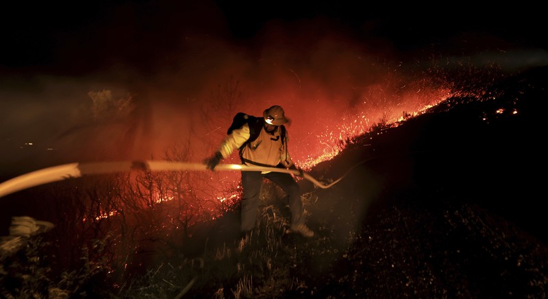 Kebakaran Hutan California Amerika Serikat AS Big Sur colorado Mobil melintas saat api kebakaran Colorado membakar di sepanjang Highway 1 dekat Big Sur, California, Sabtu, 22 Januari 2022. (AP Photo/Nic Coury)