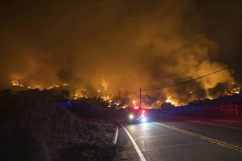 Kebakaran Hutan California Amerika Serikat AS Big Sur colorado Mobil melintas saat api kebakaran Colorado membakar di sepanjang Highway 1 dekat Big Sur, California, Sabtu, 22 Januari 2022. (AP Photo/Nic Coury)