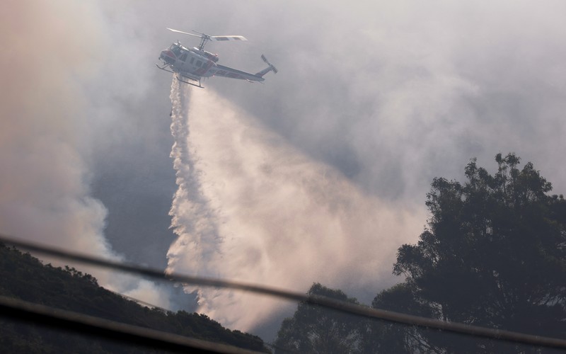 Kebakaran Hutan California Amerika Serikat AS Big Sur colorado Mobil melintas saat api kebakaran Colorado membakar di sepanjang Highway 1 dekat Big Sur, California, Sabtu, 22 Januari 2022. (AP Photo/Nic Coury)