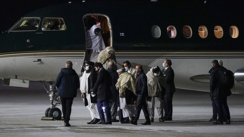 Representatives of the Taliban arrive in Norway to have talks with Western representatives about human rights and emergency aid, in Gardermoen, Norway, January 22, 2022. NTB/Terje Bendiksby via REUTERS  ATTENTION EDITORS - THIS IMAGE WAS PROVIDED BY A THIRD PARTY. NORWAY OUT. NO COMMERCIAL OR EDITORIAL SALES IN NORWAY.