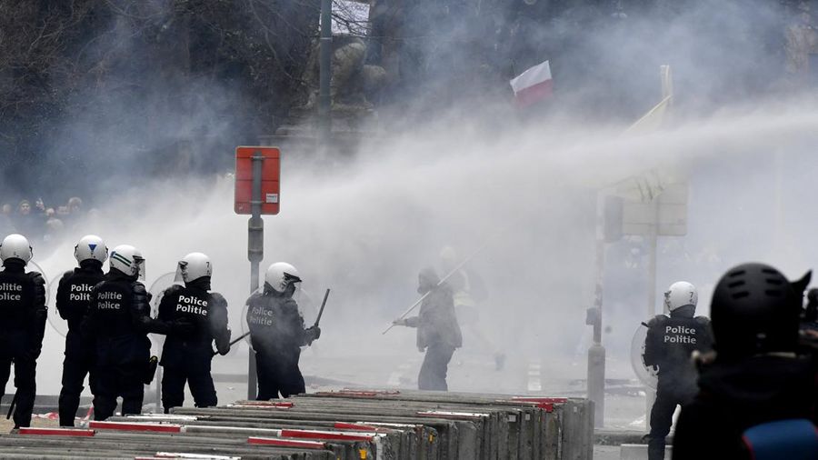 Seorang pengunjuk rasa berbaris dengan salib di dekat markas besar Uni Eropa selama demonstrasi menentang vaksin COVID-19 di Brussels, Minggu (23/1/2022). Demonstran berkumpul di ibukota Belgia untuk memprotes apa yang mereka anggap sebagai tindakan yang terlalu ekstrem oleh pemerintah untuk memerangi COVID -19 pandemi, termasuk izin vaksin yang mengatur akses ke tempat dan kegiatan tertentu dan kemungkinan vaksin wajib. Cross berbunyi 'Kebenaran yang membuat kita dibohongi'. (AP Photo/Geert Vanden Wijngaert)