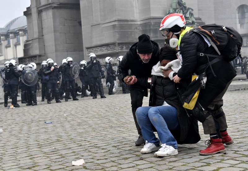Seorang pengunjuk rasa berbaris dengan salib di dekat markas besar Uni Eropa selama demonstrasi menentang vaksin COVID-19 di Brussels, Minggu (23/1/2022). Demonstran berkumpul di ibukota Belgia untuk memprotes apa yang mereka anggap sebagai tindakan yang terlalu ekstrem oleh pemerintah untuk memerangi COVID -19 pandemi, termasuk izin vaksin yang mengatur akses ke tempat dan kegiatan tertentu dan kemungkinan vaksin wajib. Cross berbunyi 'Kebenaran yang membuat kita dibohongi'. (AP Photo/Geert Vanden Wijngaert)