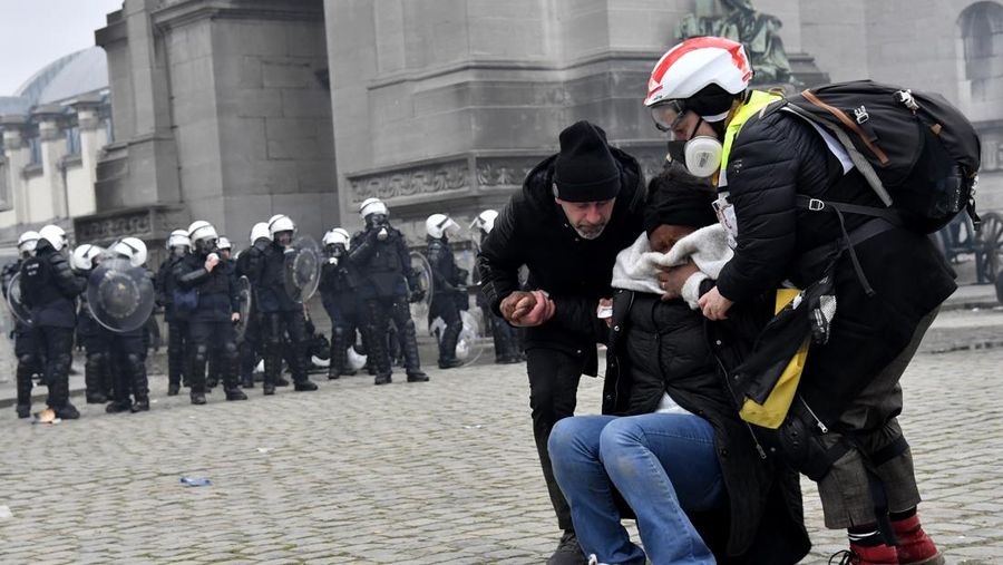 Seorang pengunjuk rasa berbaris dengan salib di dekat markas besar Uni Eropa selama demonstrasi menentang vaksin COVID-19 di Brussels, Minggu (23/1/2022). Demonstran berkumpul di ibukota Belgia untuk memprotes apa yang mereka anggap sebagai tindakan yang terlalu ekstrem oleh pemerintah untuk memerangi COVID -19 pandemi, termasuk izin vaksin yang mengatur akses ke tempat dan kegiatan tertentu dan kemungkinan vaksin wajib. Cross berbunyi 'Kebenaran yang membuat kita dibohongi'. (AP Photo/Geert Vanden Wijngaert)