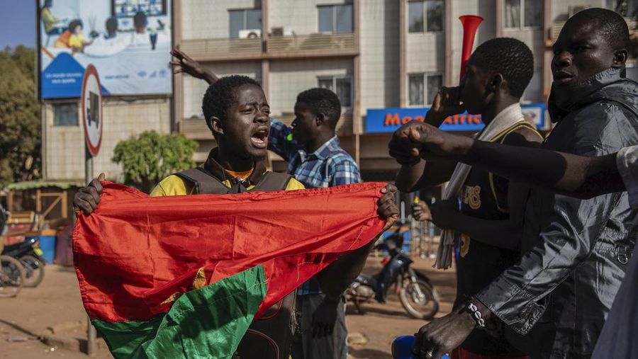 Para pengunjuk rasa turun ke jalan-jalan memprotes ketidakmampuan pemerintah untuk menghentikan serangan yang menyebar di seluruh negeri dan menyerukan agar Presiden Roch Marc Christian Kabore mengundurkan diri di ibu kota Burkina Faso, Ouagadougou, Sabtu (22/1/2022) (AP/Sophie Garcia)