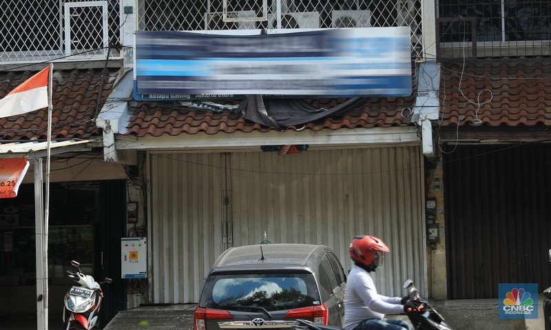 Ilsutrasi properti dijual di Kelapa Gading Pengendara motor melintas di depan rumah yg dijual di kawasan Kelapa Gading, Jakarta, Senin, 24/1/2022. Sektor properti di tahun 2021 lalu masih mengalami tekanan meski sudah lebih baik dari tahun 2020. Kala itu, harga tanah mengalami penurunan cukup dalam. Memasuki tahun 2022, arah perbaikan diakui mulai terlihat namun masih jauh dari normal. Pasalnya, harga-harga tanah termasuk di kawasan Kelapa Gading masih terpangkas hingga jutaan rupiah. Ketua DPC Asosiasi Real Estate Broker Indonesia (AREBI) Jakarta Utara Jopie Hori mengakui memang masih ada penurunan harga tanah. Pantauan CNBC Indonesia dilapangan beberapa toko dijual dan disewa dari berbagai macam loan properti yang berbeda. Meski dikenal kerap tergenang banjir, namun tanah atau hunian di wilayah Kelapa Gading tetap menjadi incaran banyak orang, utamanya mereka yang biasa beraktivitas di wilayah tersebut. Meski banyak dicari namun harganya tetap terkoreksi, terutama di wilayah yang paling mahal di kawasan Jakarta Utara, misalnya perumahan Bukit Gading Villa kawasan Kelapa Gading. (CNBC Indonesia/ Muhammad Sabk)