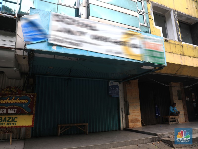 Ilsutrasi properti dijual di Kelapa Gading Pengendara motor melintas di depan rumah yg dijual di kawasan Kelapa Gading, Jakarta, Senin, 24/1/2022. Sektor properti di tahun 2021 lalu masih mengalami tekanan meski sudah lebih baik dari tahun 2020. Kala itu, harga tanah mengalami penurunan cukup dalam. Memasuki tahun 2022, arah perbaikan diakui mulai terlihat namun masih jauh dari normal. Pasalnya, harga-harga tanah termasuk di kawasan Kelapa Gading masih terpangkas hingga jutaan rupiah. Ketua DPC Asosiasi Real Estate Broker Indonesia (AREBI) Jakarta Utara Jopie Hori mengakui memang masih ada penurunan harga tanah. Pantauan CNBC Indonesia dilapangan beberapa toko dijual dan disewa dari berbagai macam loan properti yang berbeda. Meski dikenal kerap tergenang banjir, namun tanah atau hunian di wilayah Kelapa Gading tetap menjadi incaran banyak orang, utamanya mereka yang biasa beraktivitas di wilayah tersebut. Meski banyak dicari namun harganya tetap terkoreksi, terutama di wilayah yang paling mahal di kawasan Jakarta Utara, misalnya perumahan Bukit Gading Villa kawasan Kelapa Gading. (CNBC Indonesia/ Muhammad Sabk)