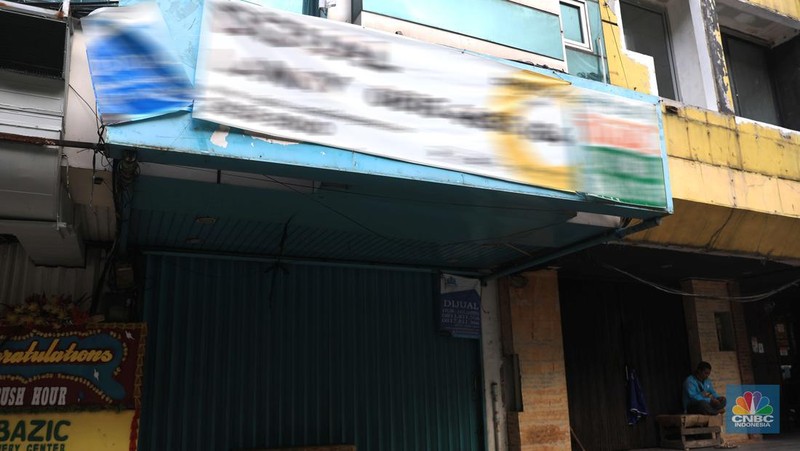 Pengendara motor melintas di depan rumah yg dijual di kawasan Kelapa Gading, Jakarta, Senin, 24/1/2022. Sektor properti di tahun 2021 lalu masih mengalami tekanan meski sudah lebih baik dari tahun 2020. Kala itu, harga tanah mengalami penurunan cukup dalam. Memasuki tahun 2022, arah perbaikan diakui mulai terlihat namun masih jauh dari normal. Pasalnya, harga-harga tanah termasuk di kawasan Kelapa Gading masih terpangkas hingga jutaan rupiah. Ketua DPC Asosiasi Real Estate Broker Indonesia (AREBI) Jakarta Utara Jopie Hori mengakui memang masih ada penurunan harga tanah. Pantauan CNBC Indonesia dilapangan beberapa toko dijual dan disewa dari berbagai macam loan properti yang berbeda. Meski dikenal kerap tergenang banjir, namun tanah atau hunian di wilayah Kelapa Gading tetap menjadi incaran banyak orang, utamanya mereka yang biasa beraktivitas di wilayah tersebut. Meski banyak dicari namun harganya tetap terkoreksi, terutama di wilayah yang paling mahal di kawasan Jakarta Utara, misalnya perumahan Bukit Gading Villa kawasan Kelapa Gading.  (CNBC Indonesia/ Muhammad Sabk)